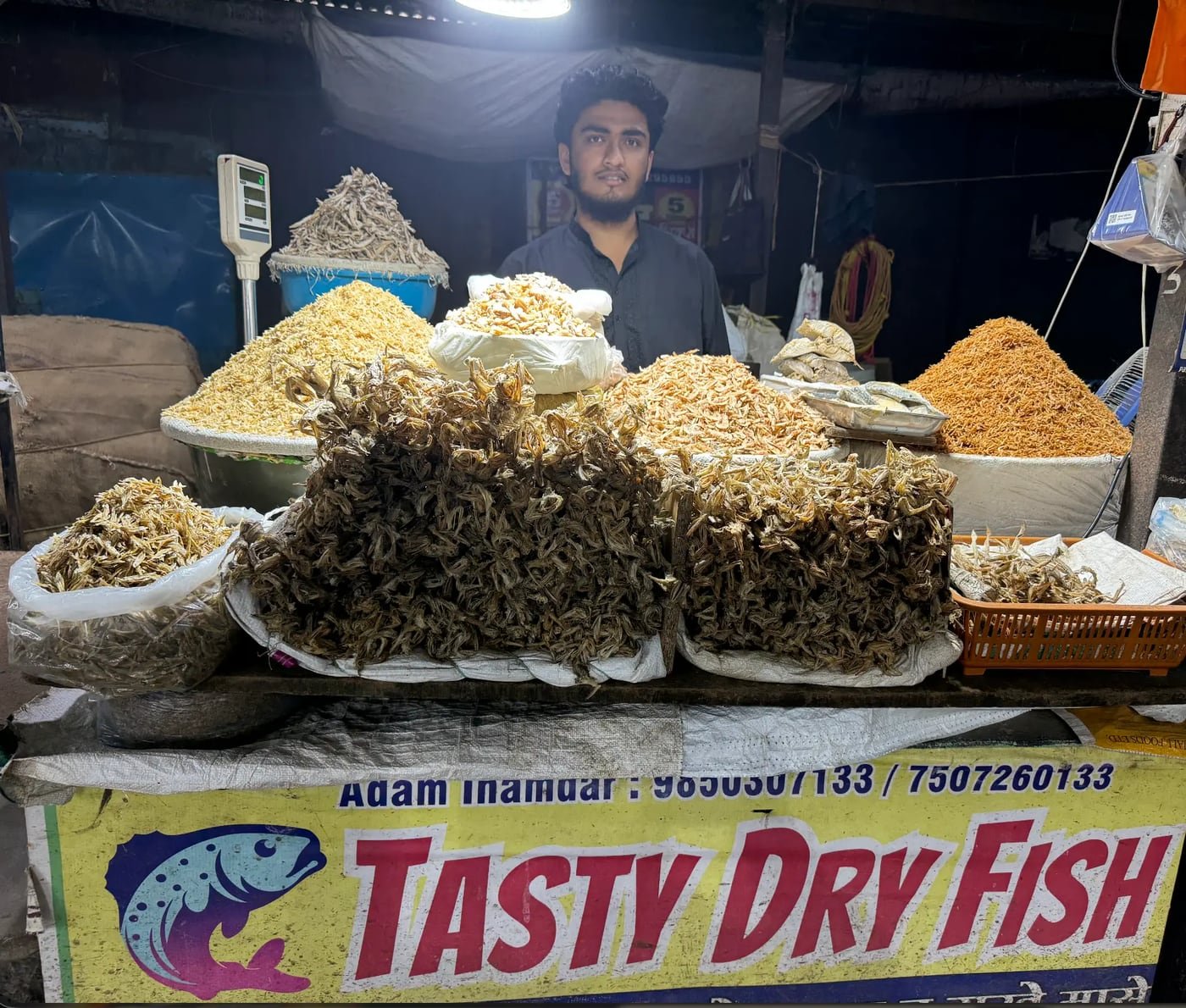 हडपसर मंडईतील टेस्टी ड्राय फिशच्या काउंटरवर दुकानाची तिसरी पिढी